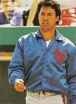 HUNTINGTON, NY - 02 avril : Ancien joueur Ron Darling signe des